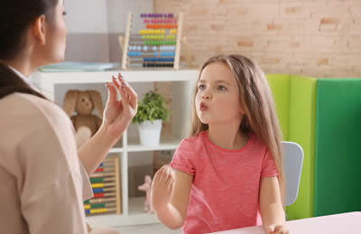 گفتاردرمانی درمان لکنت اختلال تلفظ اتیسم اختلال بلع دیر حرف زدن کودکان